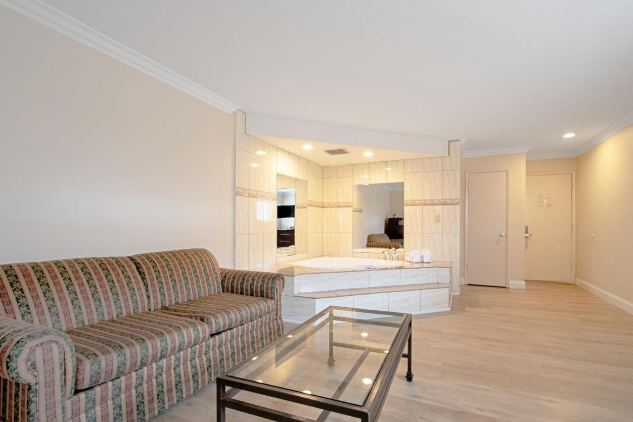 Red Roof Inn & Suites Monterey Dış mekan fotoğraf