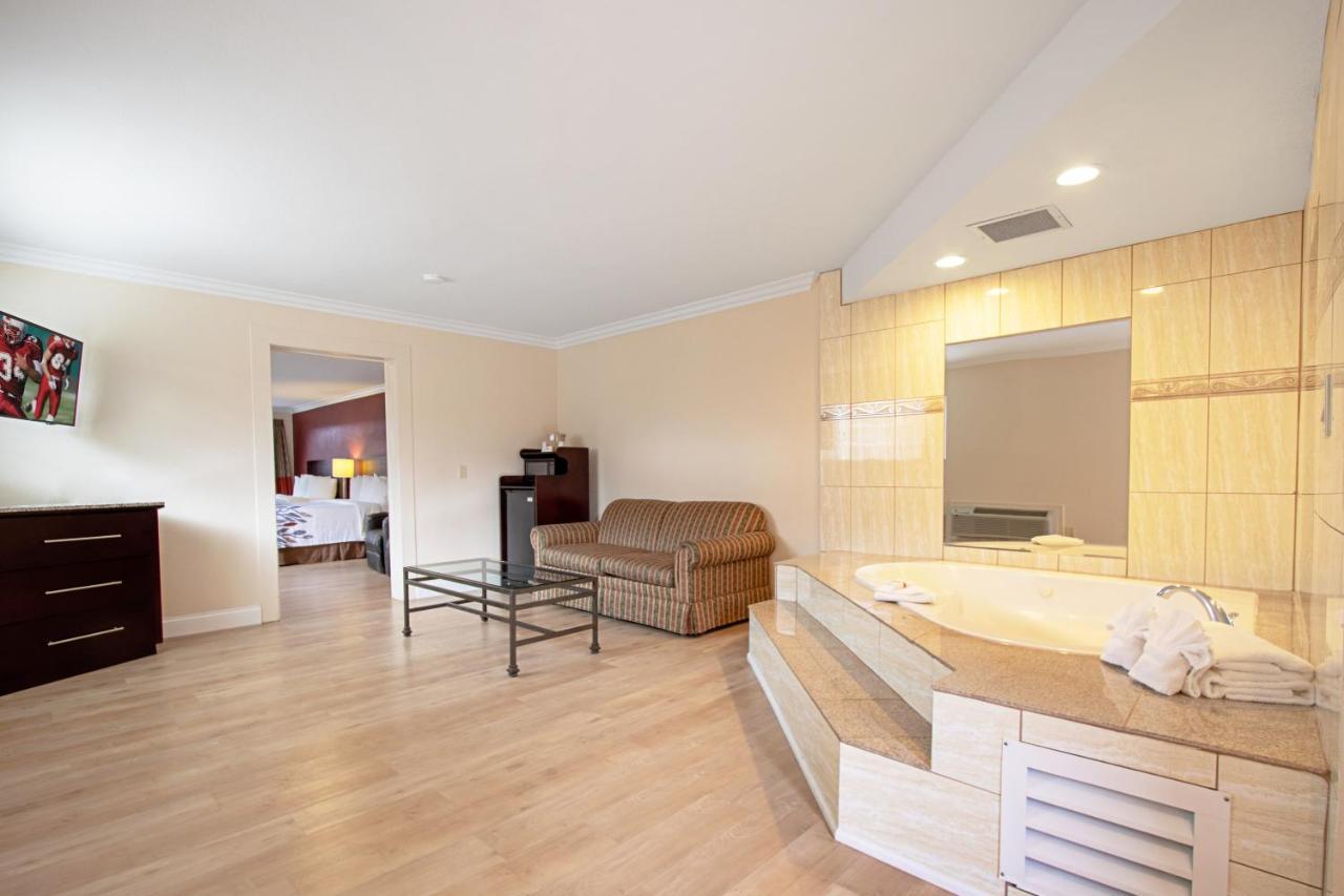 Red Roof Inn & Suites Monterey Dış mekan fotoğraf