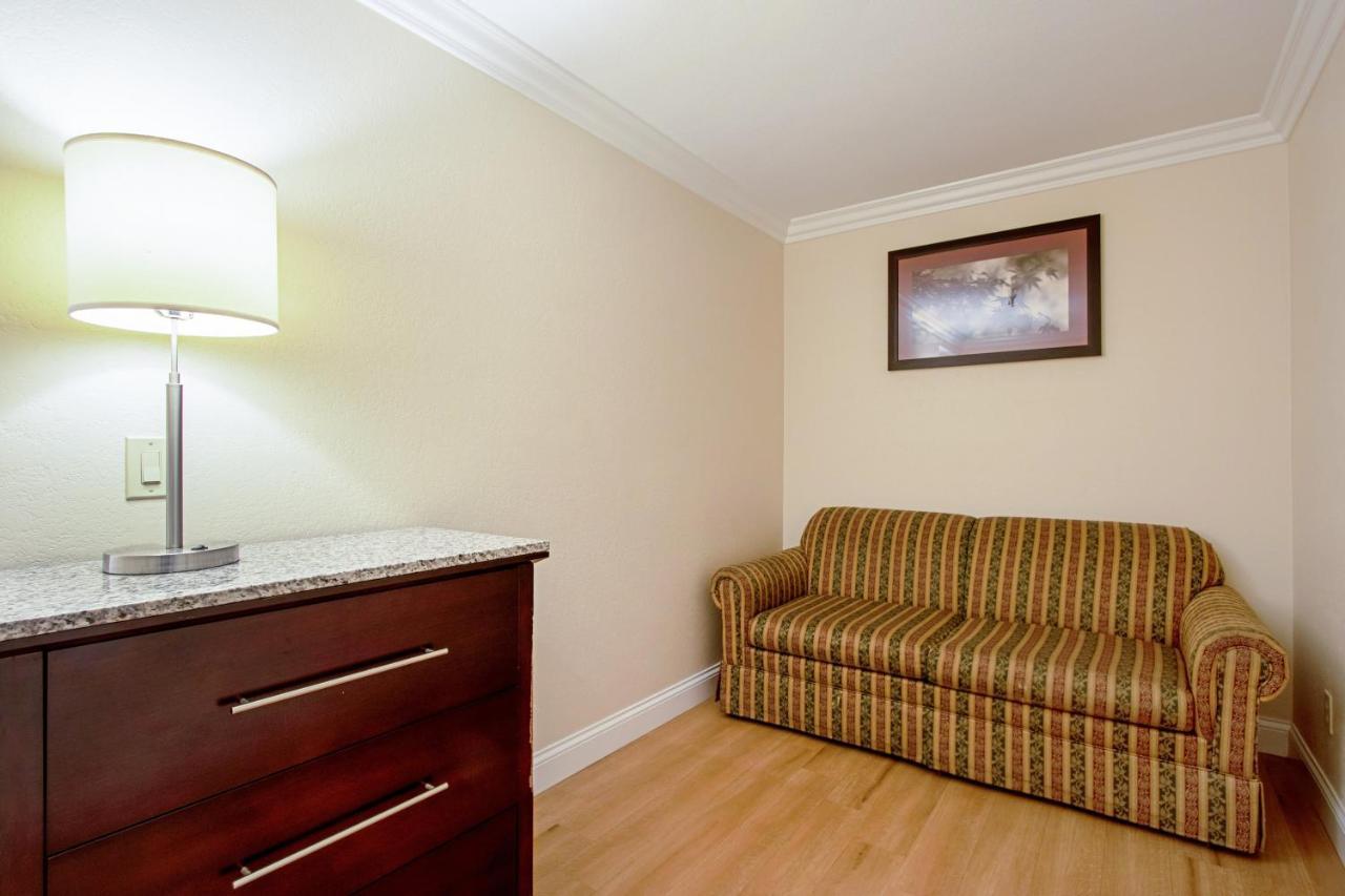Red Roof Inn & Suites Monterey Dış mekan fotoğraf