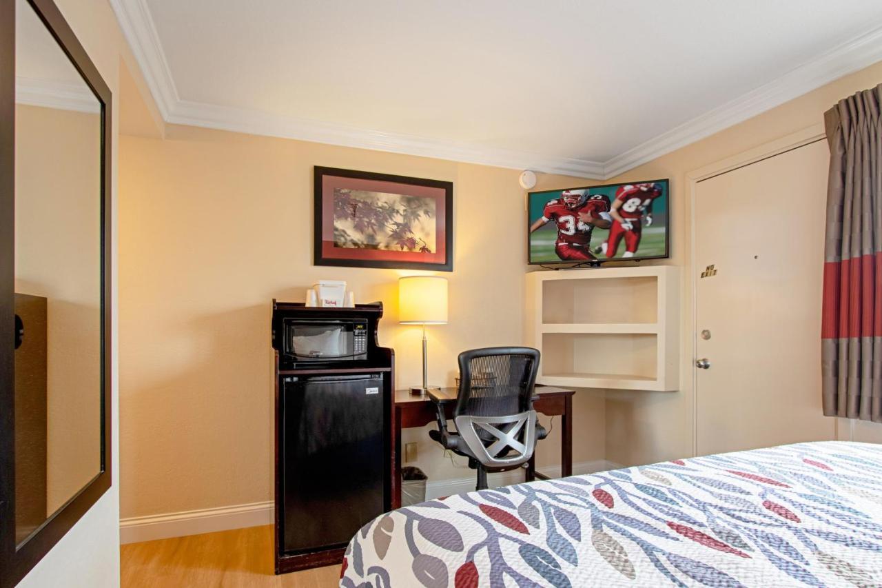 Red Roof Inn & Suites Monterey Dış mekan fotoğraf