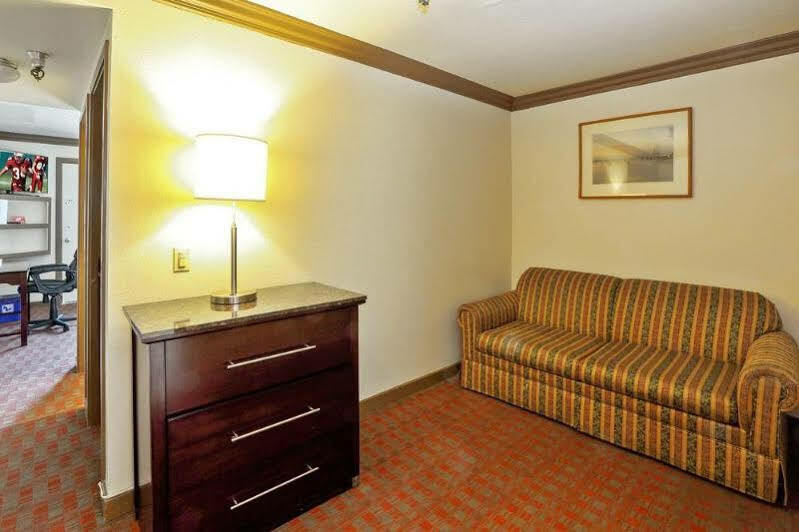 Red Roof Inn & Suites Monterey Dış mekan fotoğraf